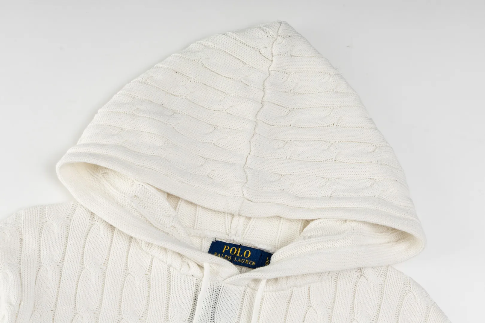 P236 #R84 RALPH LAUREN Six-color classic hooded twist pullover sweater with high-density LOGO embroidery on the chest and original custom-made tag accessories. Made of pure cotton yarn, pure cotton is skin-friendly and comfortable, small label war horse embroidered twist hooded sweater 🐎 high quality, follow the blogger to learn how to wear it! Let’s buy a Ralph Lauren cable sweater. It’s a super hard-to-find series after it became popular. It’s hard to find one on the official website. It’s simple and practical to wear, with a lazy and loose feel. The thickened fabric has more texture, feels soft and delicate, and has a loose fit. Whether worn alone or layered, you can wear different styles of fashion with just one piece!   Size: S M L